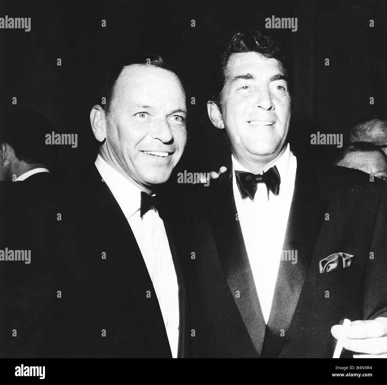 Frank Sinatra and Dean Martin in dinner suits Rat pack Stock Photo