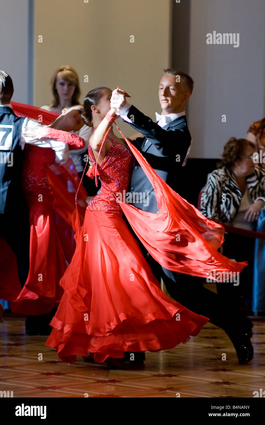 Two dancers in traditional dress hires stock photography and images Alamy
