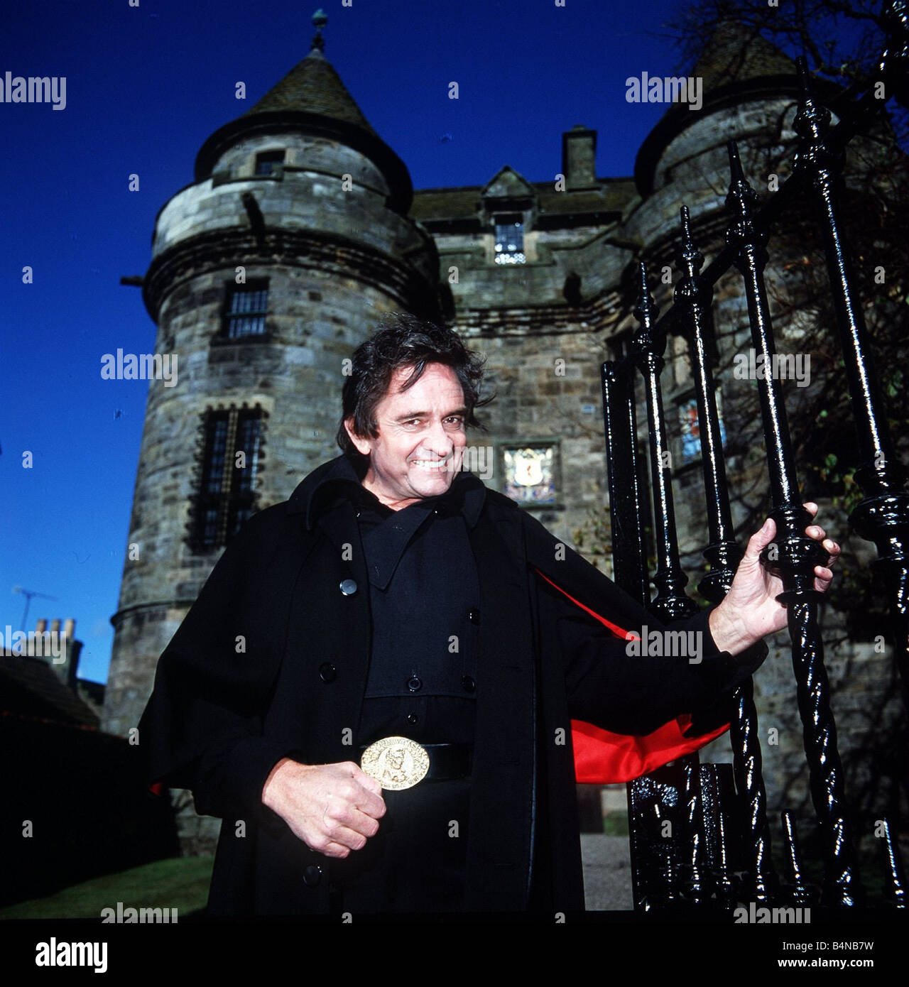 Johnny Cash at Falkland Palace 1992 holding gate Stock Photo