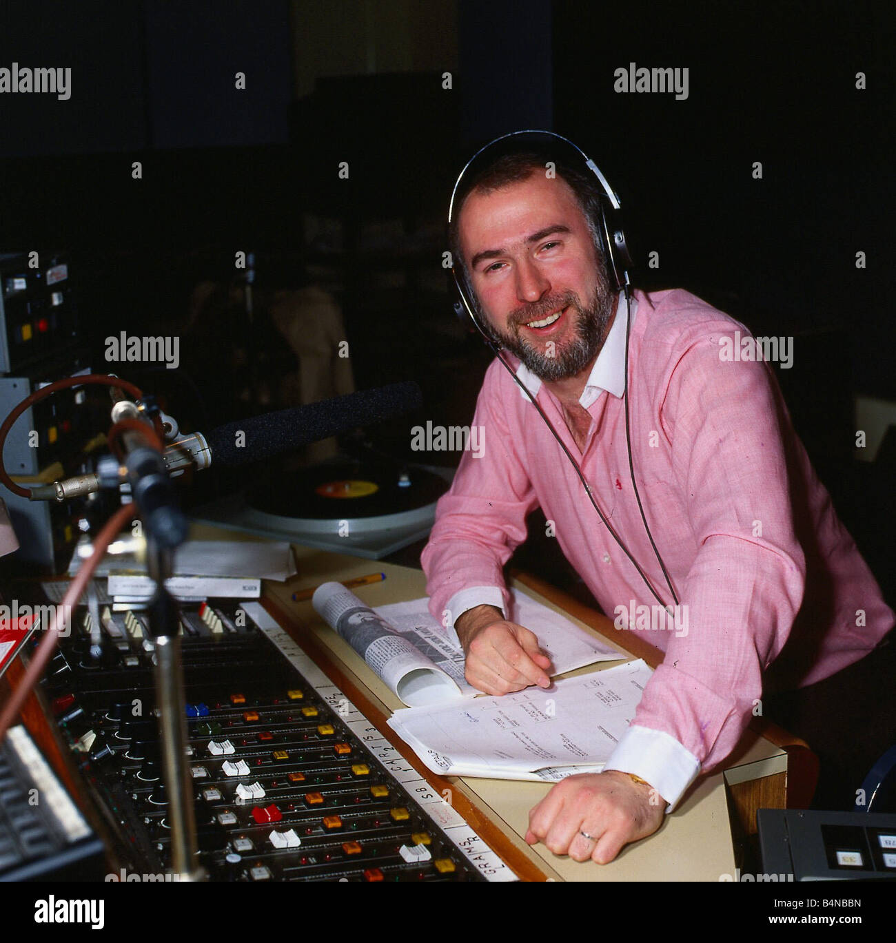 Ken Bruce DJ disc jockey in radio studio circa 1984 Stock Photo