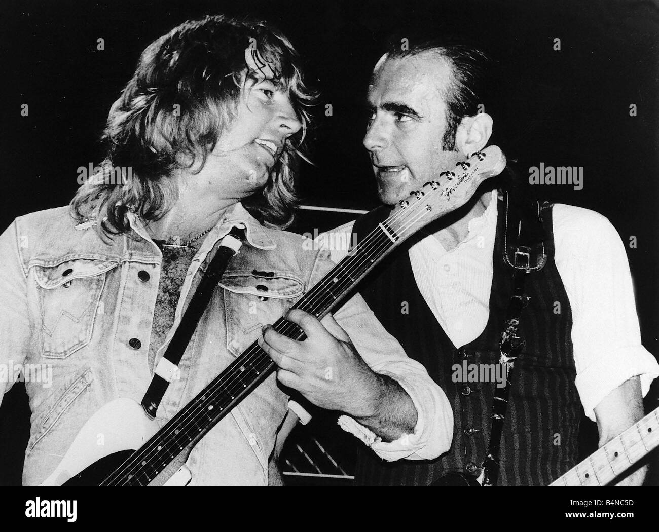 Status Quo POP Group Rick Parfitt and Francis Rossi singing on stage Stock Photo