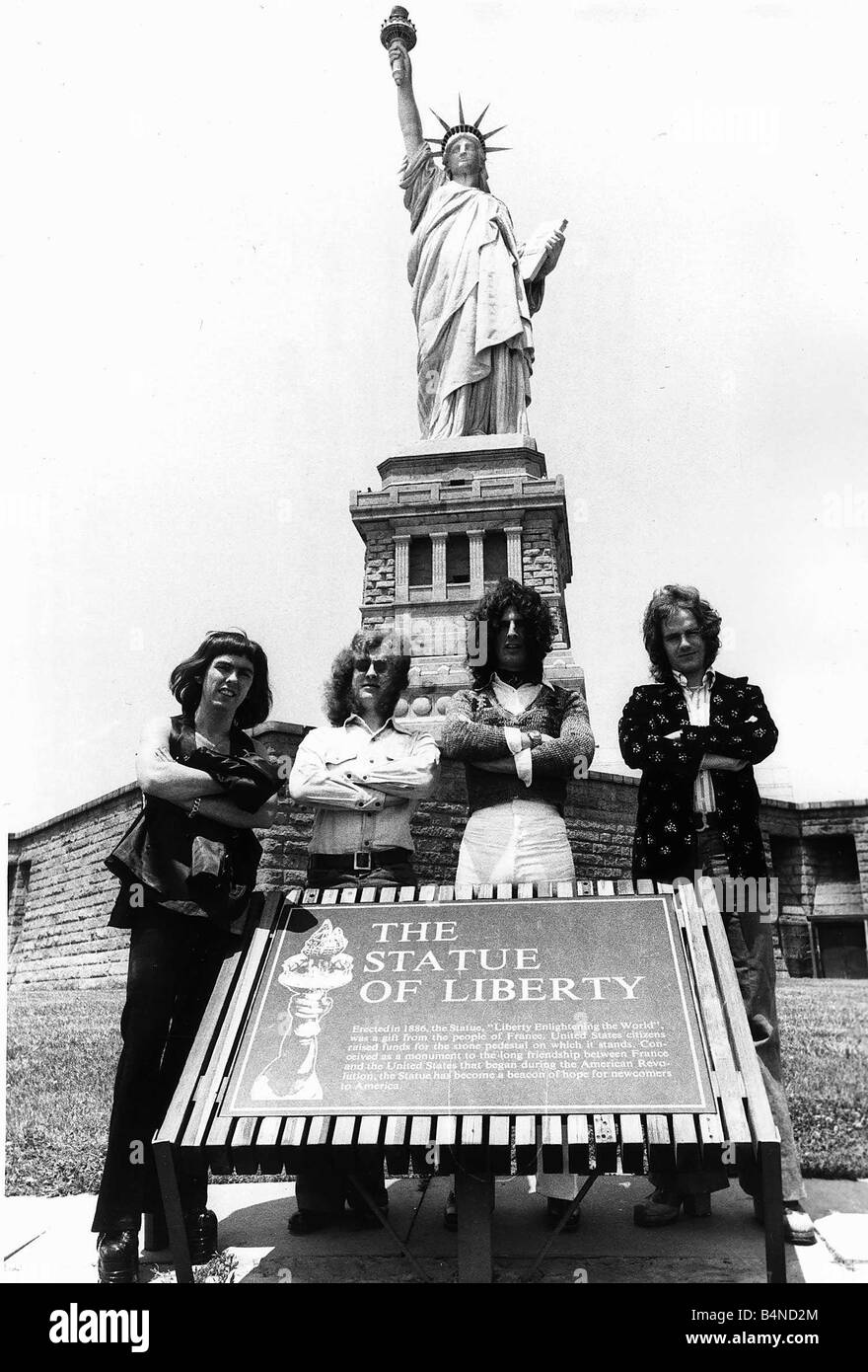 Slade pop group visit The Statue of Liberty 1975 Dave Hill Noddy Holder Don Powell and Jimmy Lea Stock Photo
