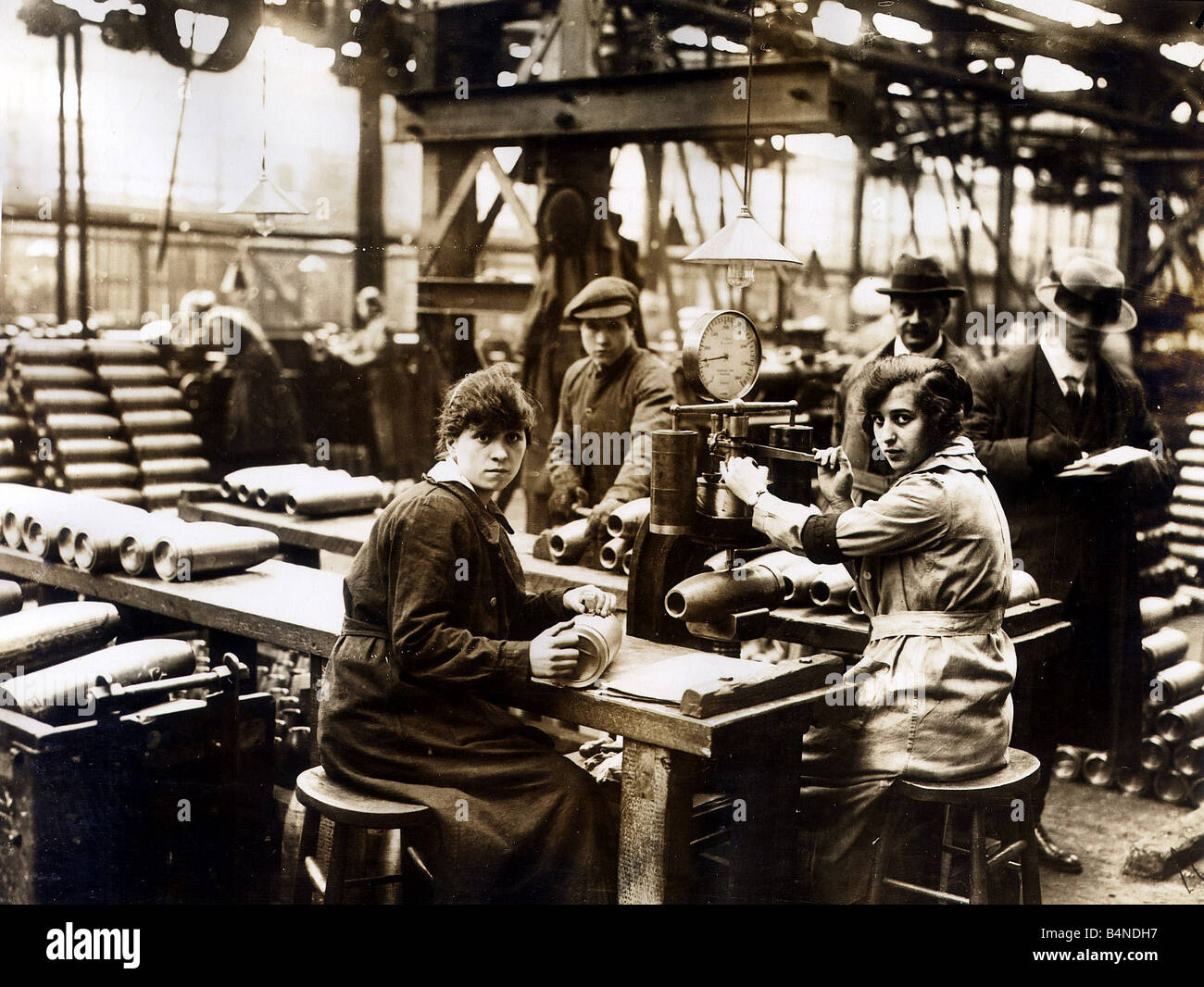 World War One munition factory making shells women weighing steel shells and testing their hardness April 1918 Stock Photo