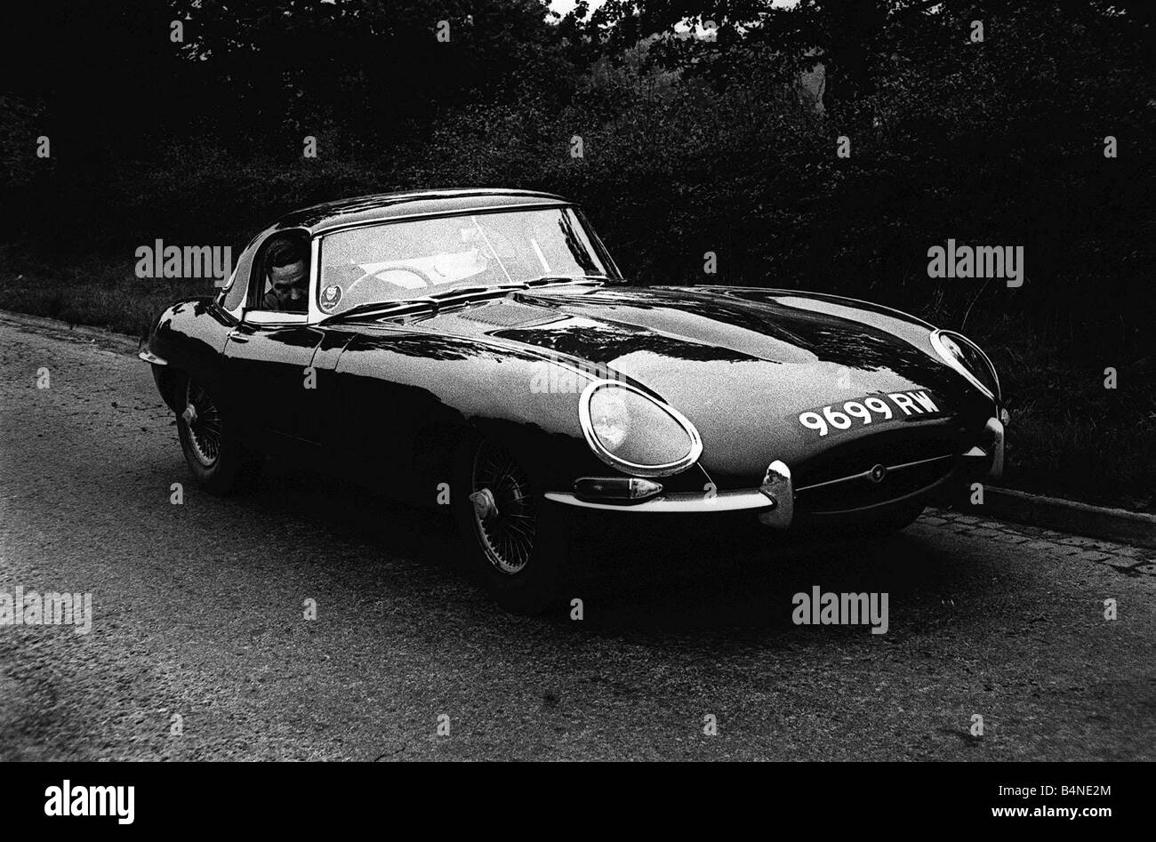 Patrick Mennan Daily Mirror motoring journalist test drives the new E type Jaguar September 1962 Stock Photo