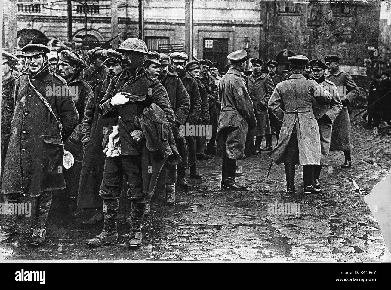 World War One British prisoners of war behind the Hindenburg lines 1917 ...