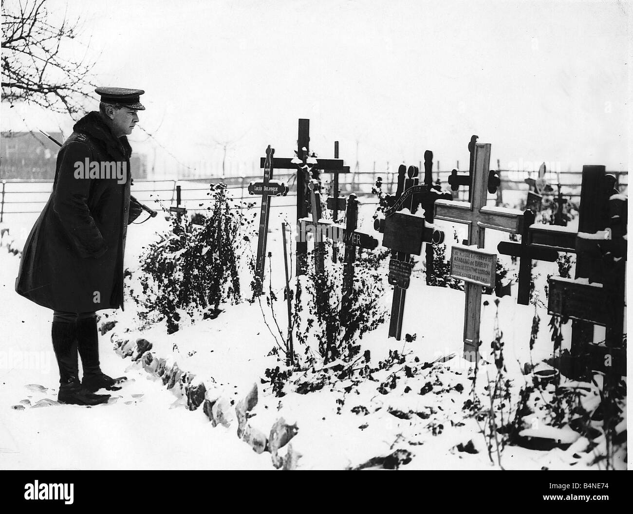 World War One General Currie visit to cemetery graves where 200 civilians were shot against a wall on 21 8 18 in the French town Andenne Stock Photo