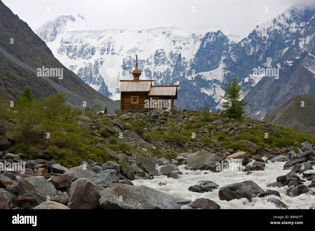 Orthodox wood chapel in mountains, Akkem (Ak-Kem) valley, way to Mt. Belukha, Altai mountains, Russia Stock Photo