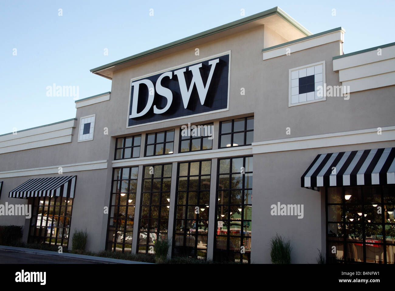 dsw number of stores