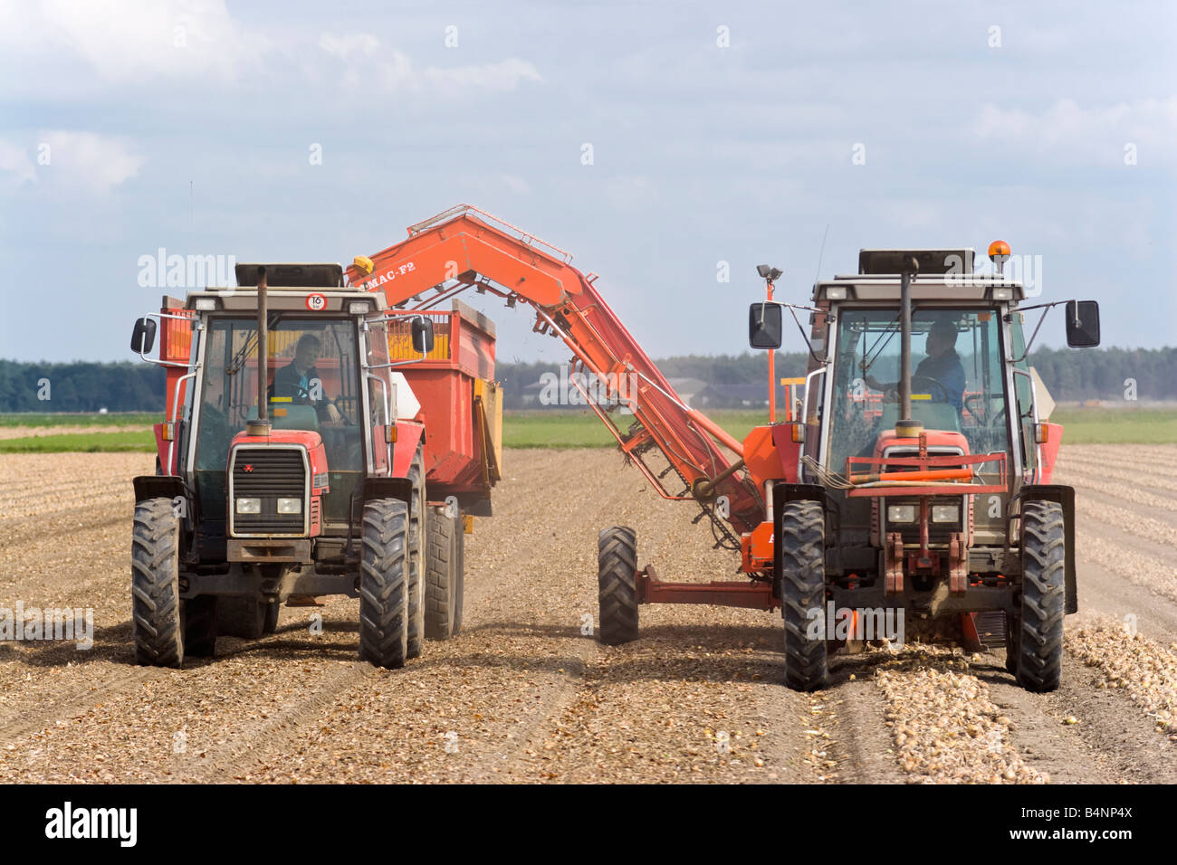 Tractor at harvest hi-res stock photography and images - Alamy