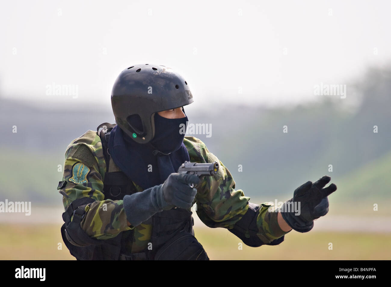 Airborne commando ready to attack after paragliding Stock Photo - Alamy