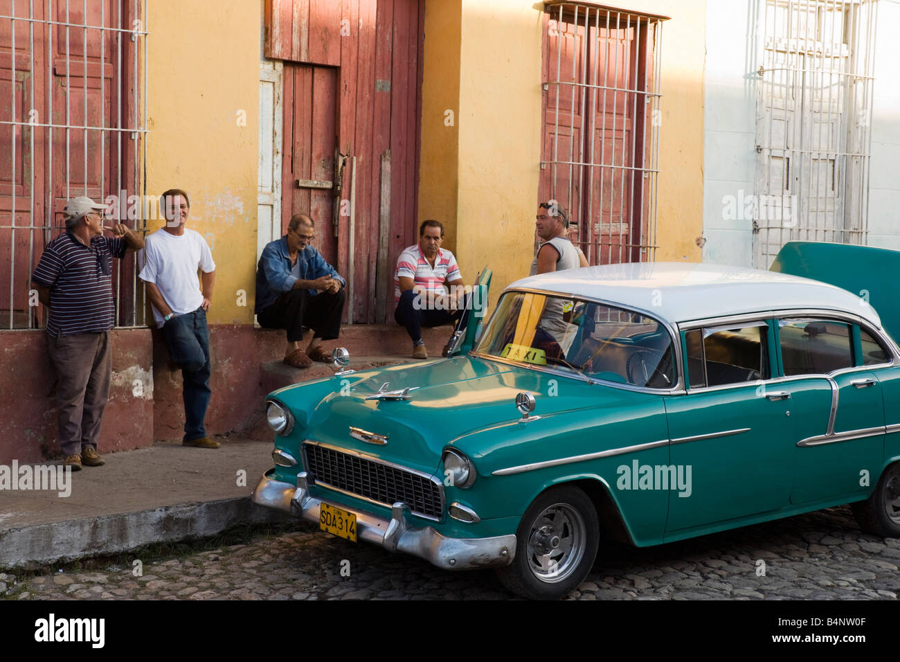Vintage American cars in the old town Stock Photo - Alamy