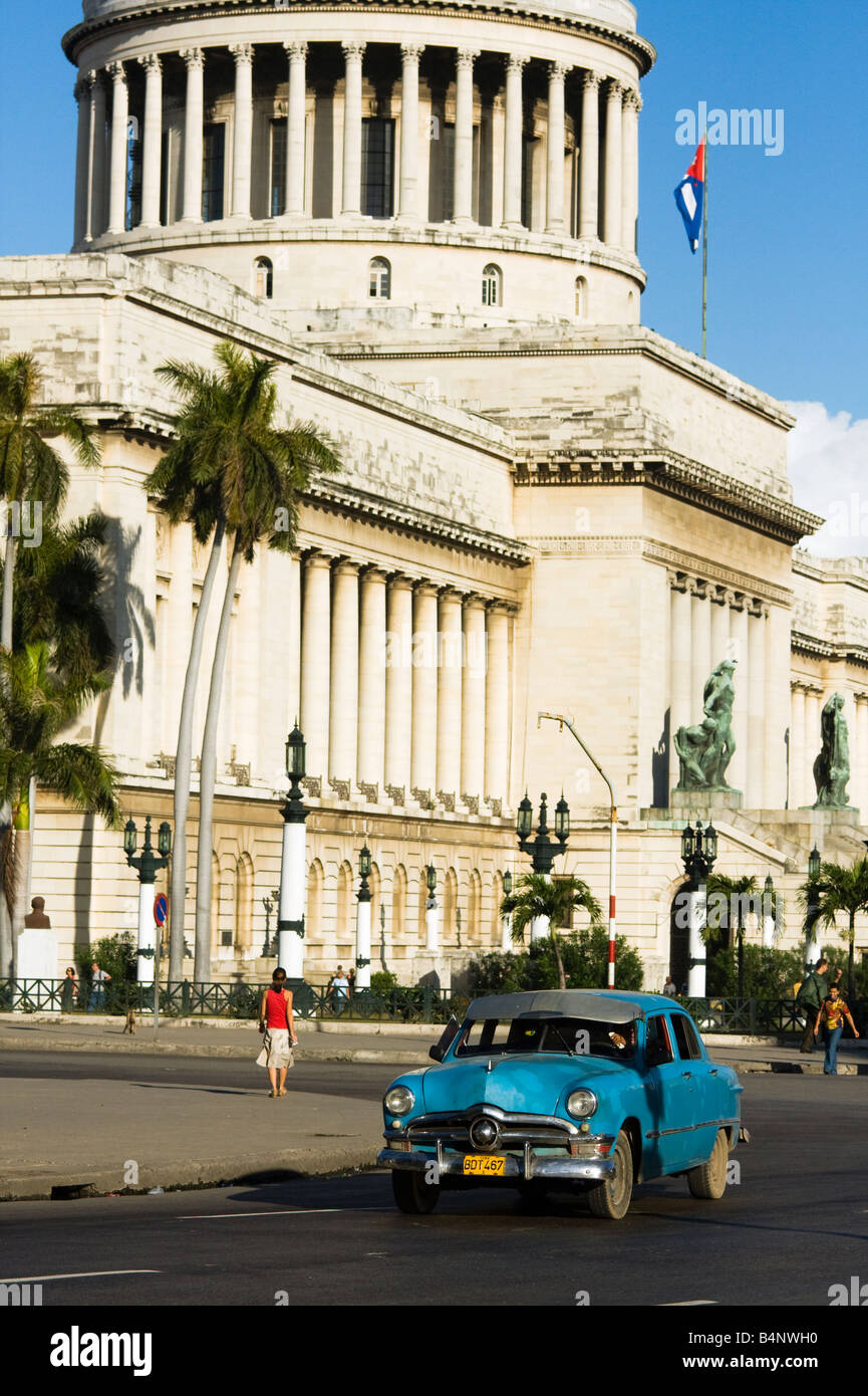 Vintage American cars with El Capitolio in background Stock Photo - Alamy