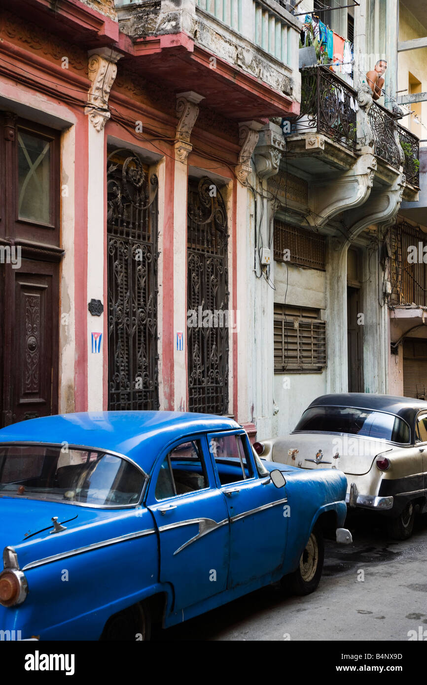 Street scene with vintage American cars Stock Photo - Alamy