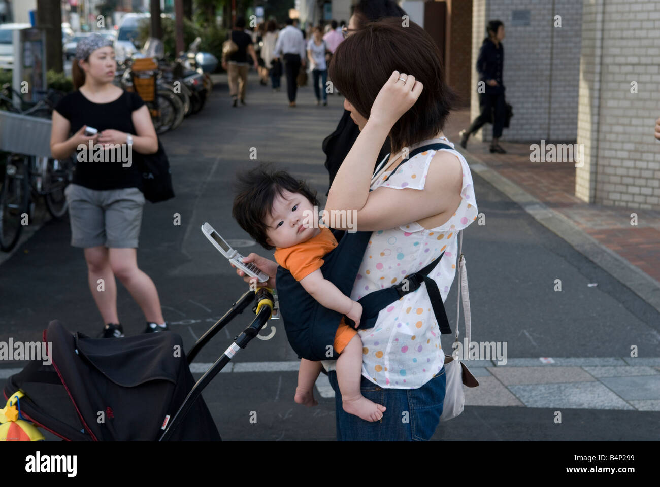 Mere Et Son Bebe Dans Aoyama Dori Tokyo Mother And Baby In Aoyama Dori Tokyo Stock Photo Alamy Mere Et Son Bebe Dans Aoyama Dori Tokyo Mother And Baby In Aoyama Dori Tokyo Stock Photo Alamy