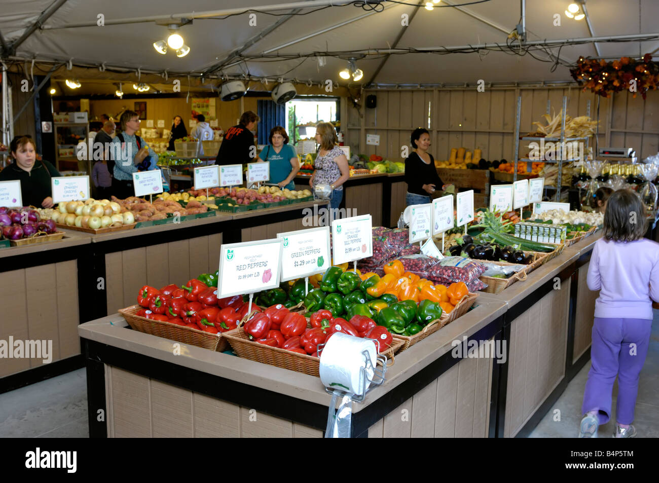 American organic vegetables stall hi-res stock photography and images ...