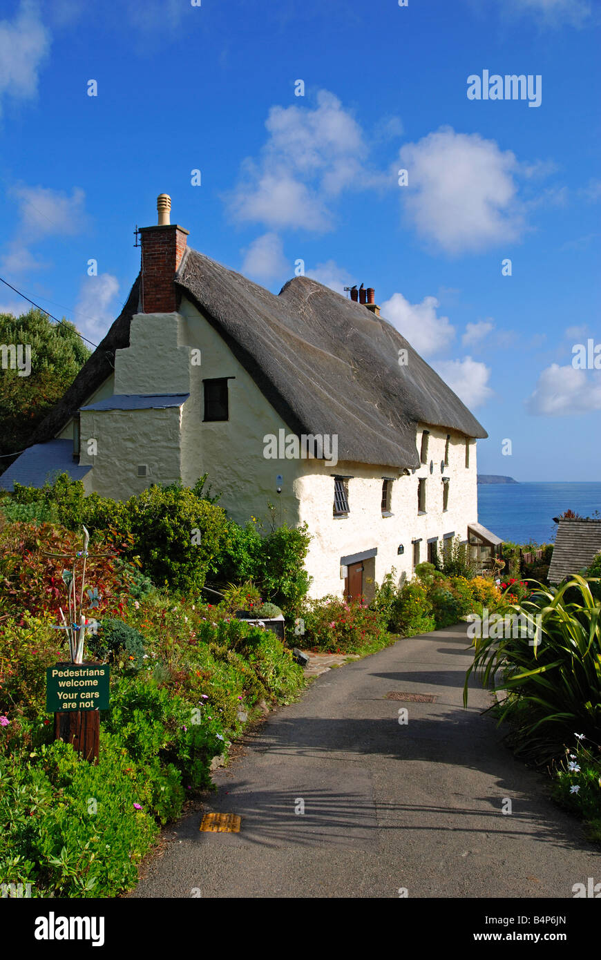a traditional thatched cottage at church cove,lizard,cornwall,uk Stock Photo