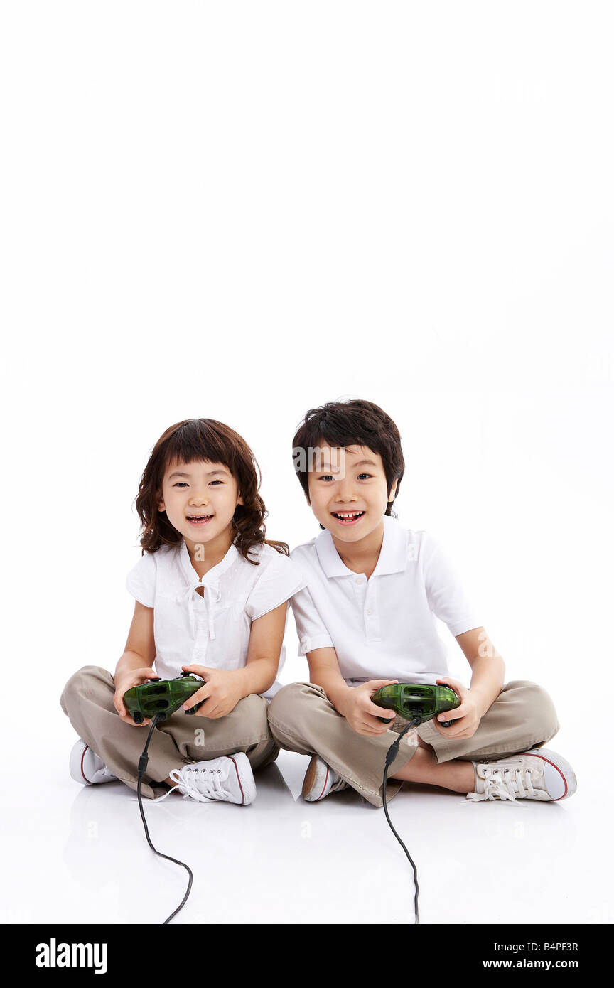 дети играют в playstation