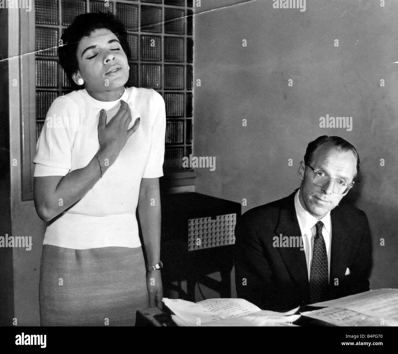 Shirley Bassey the 19 year old torch singer from Tiger Bay Cardiff is pictured here in rehearsal with her pianist Les Paul for her coming Cafe De Paris debut 21st Sept 1956 Stock Photo