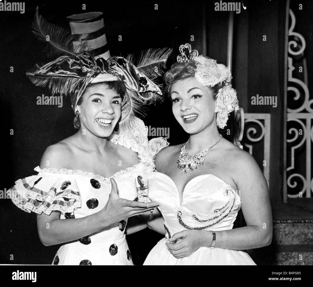 Shirley Bassey from Cardiff and French singer Odette Crystal who are making their London debut tomorrow in the Al Read show Such is Life The show is at the Adelphi Theatre 13th Dec 1955 Stock Photo
