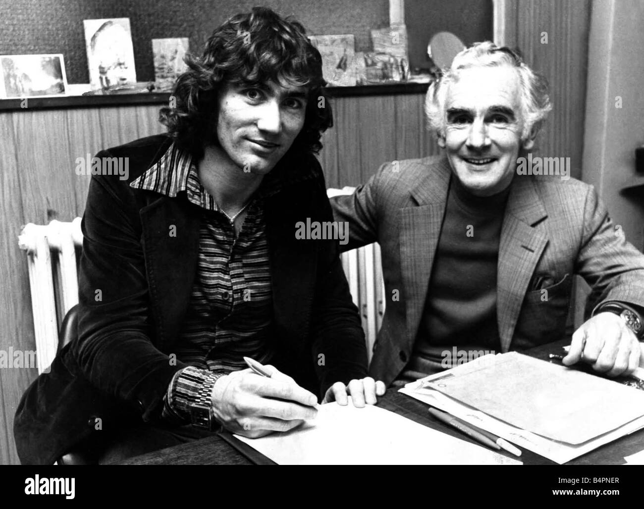 Robin Friday Cardiff Citys controversial striker from the 1970 s signs for Cardiff City and manager Jimmy Andrews December 1976 Stock Photo