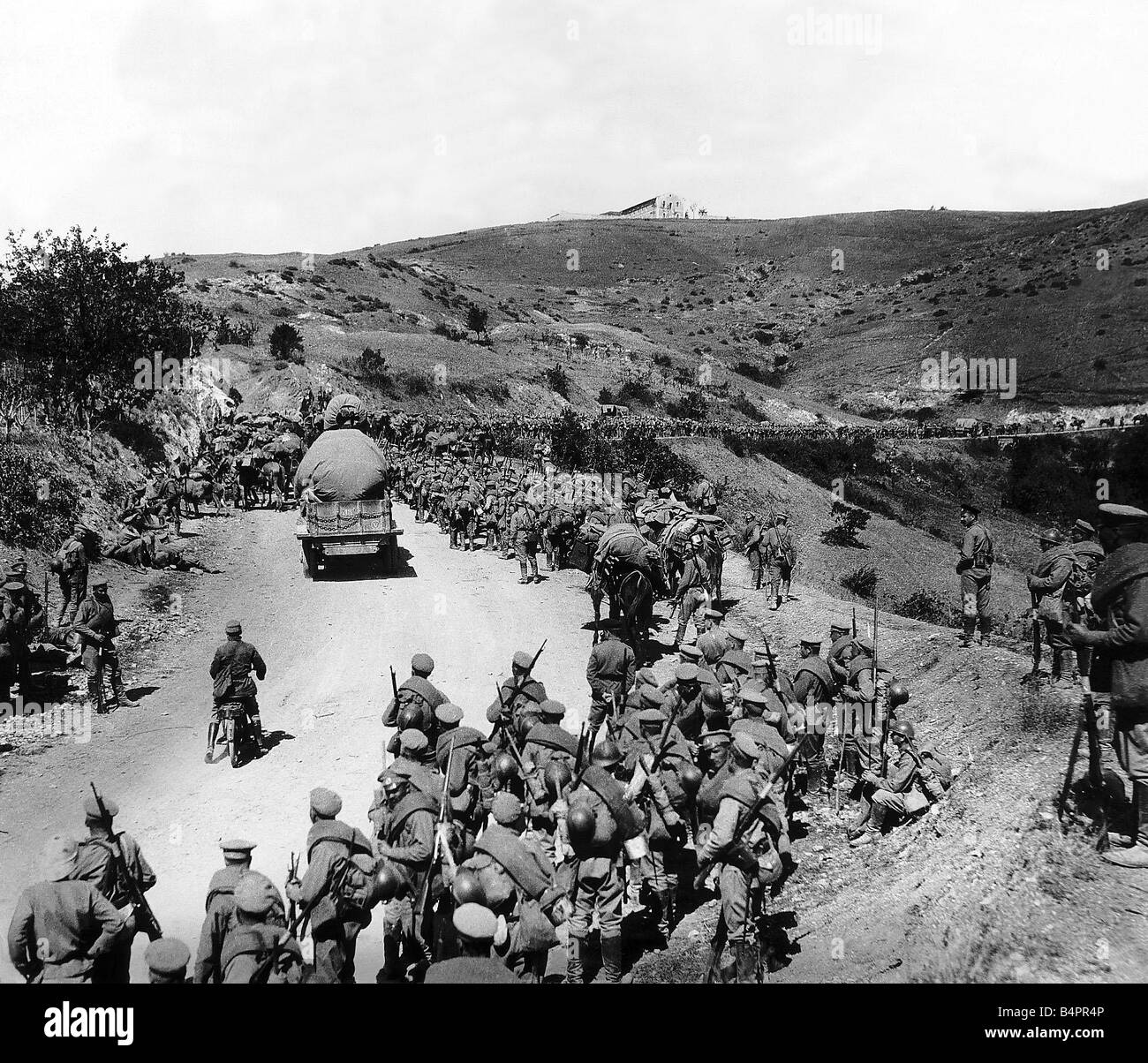 Russian troops advancing to the front line at Salonika 1916 during World War I Stock Photo