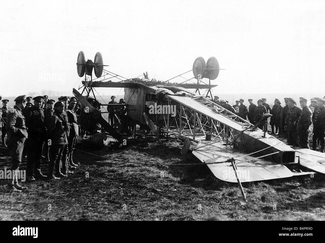 soldiers-inspect-a-german-gotha-aircraft-1918-which-crashed-on-british-B4PR9D.jpg