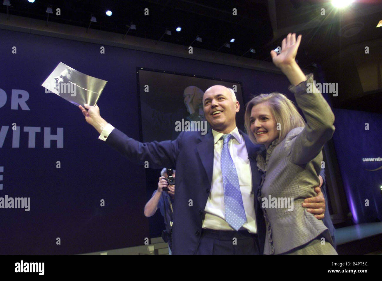 Conservative Party Conference October 2002 Bournemouth Iain Duncan Smith MP Leader of the Conservative Party with wife Betsy Smith Politics Tory Party Conference 2002 Stock Photo
