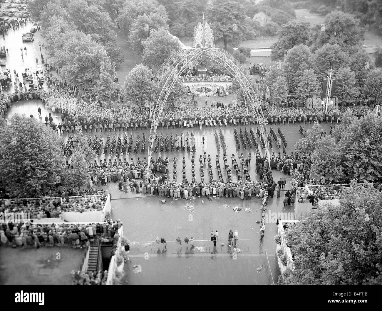 Queen Elizabeth ll Coronation June 1953 Views of Procession passing along Pall Mall from Westminster Abbey View taken from top of Duke of York Statue Stock Photo