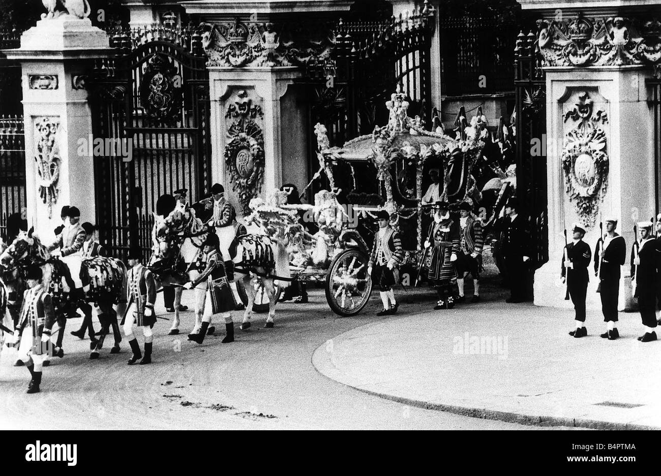 On This Day: 7 June 1977 - Queen Elizabeth II's Silver Jubilee Procession 