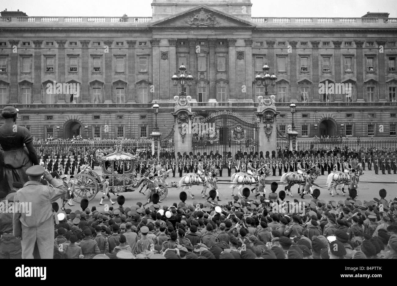 Queen Elizabeth Coronation II June 1953 The royal coach carrying Queen Elizabeth II to her Coronation passes Buckingham Palace during her journey to Westminster Abbey The Queen was carried through the streets of the capital in a majestic golden coach pulled by eight beautiful grey horses Heads of state foreign royalty and the leaders of every Commonwealth nation took part in the procession carried in their official coaches to the Abbey Stock Photo