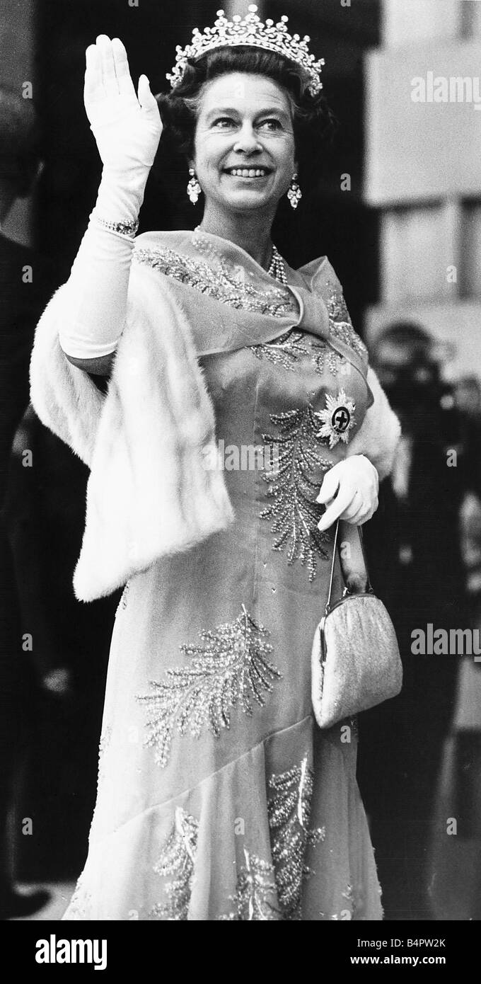 Queen Elizabeth arriving for a reception at Leeds Civic Hall Stock Photo -  Alamy