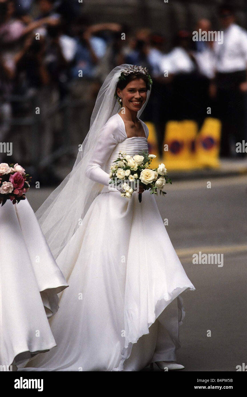 Lady Sarah Armstrong Jones bride of Daniel Chatto in wedding dress with bridesmaids July 1994 Stock Photo