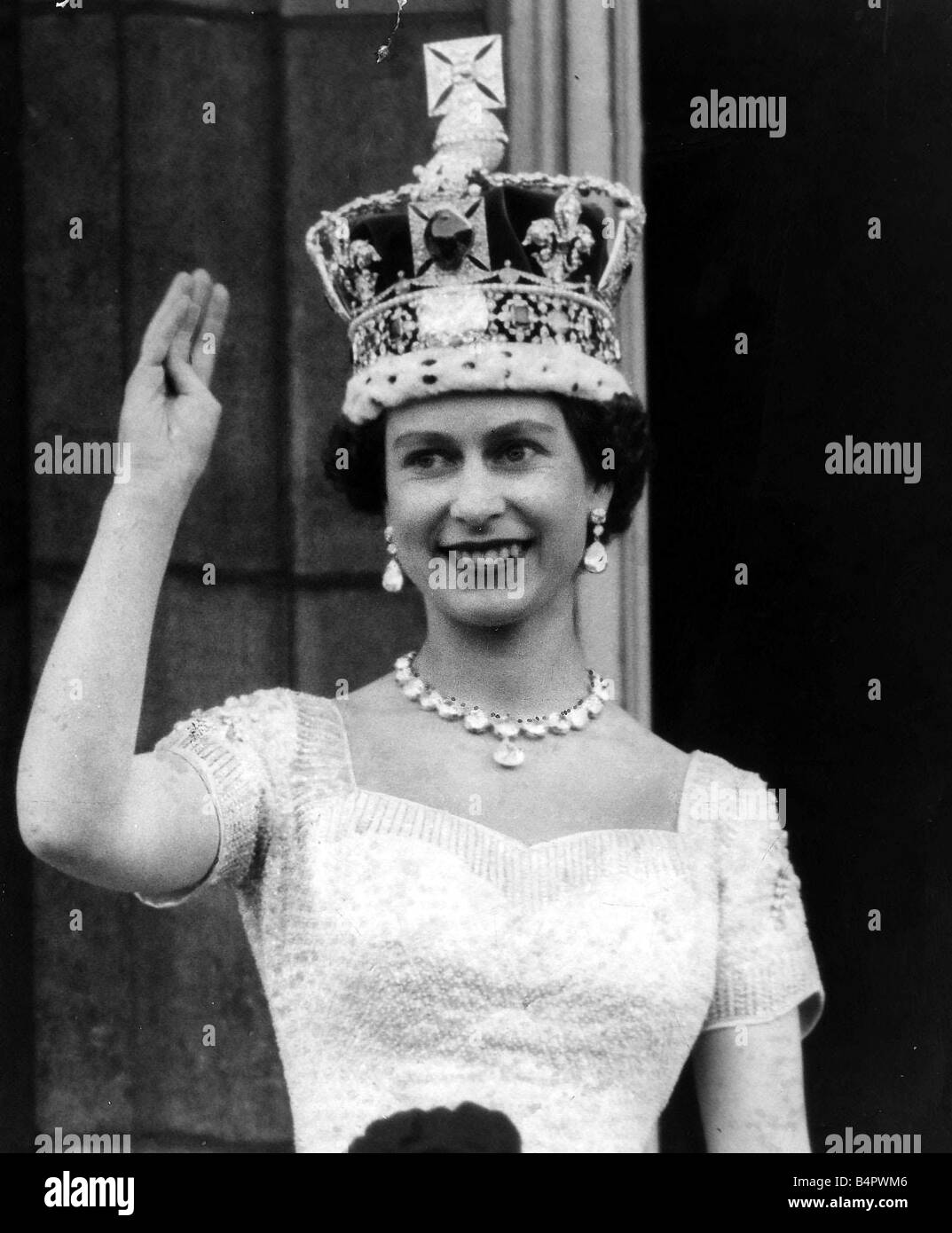 Queen Elizabeth II on the balcony at Buckingham Palace after her Coronation at Westminster Abbey June 1953 Stock Photo