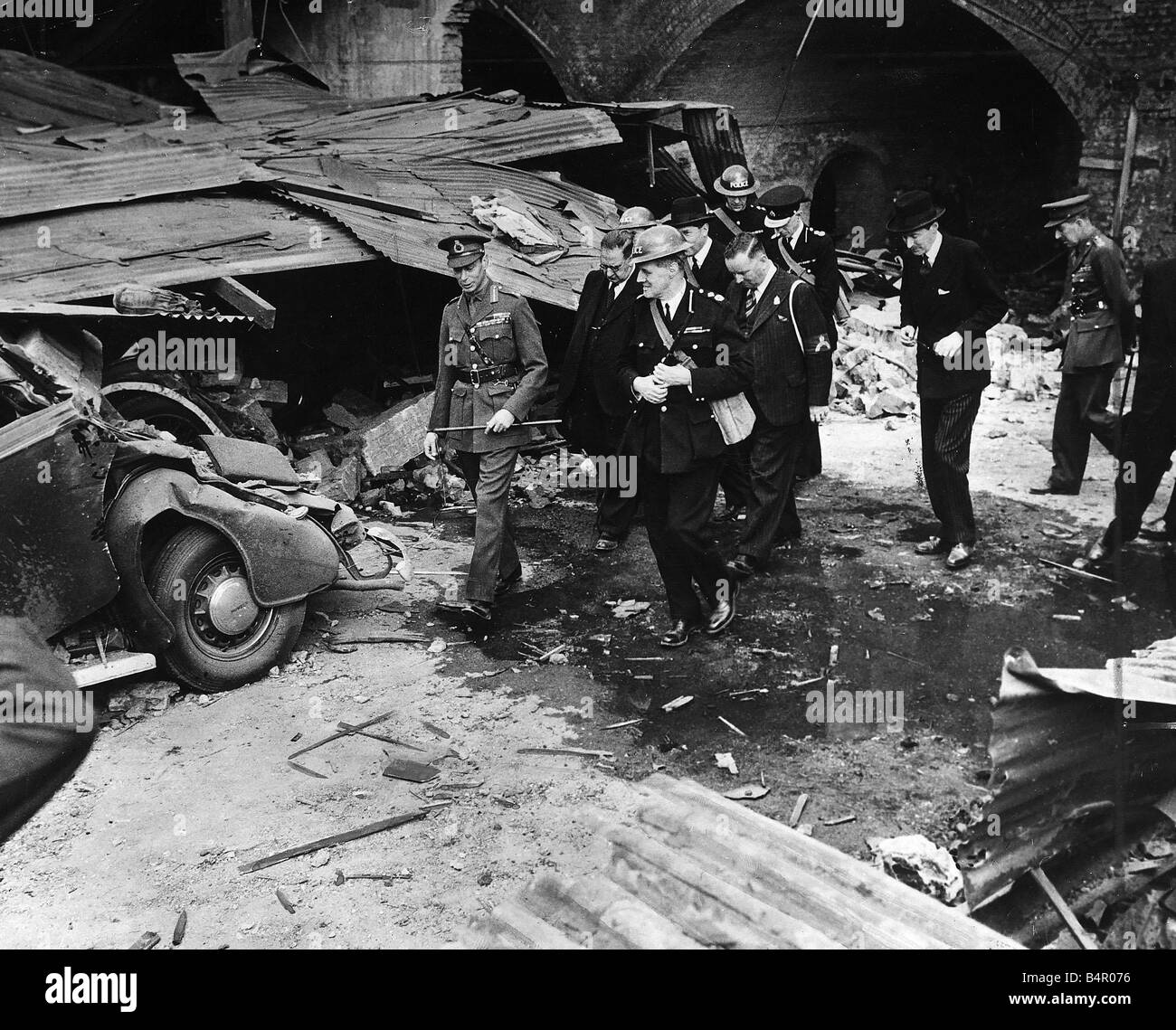 King George V1 visits London s blitzed areas in 1940 Stock Photo