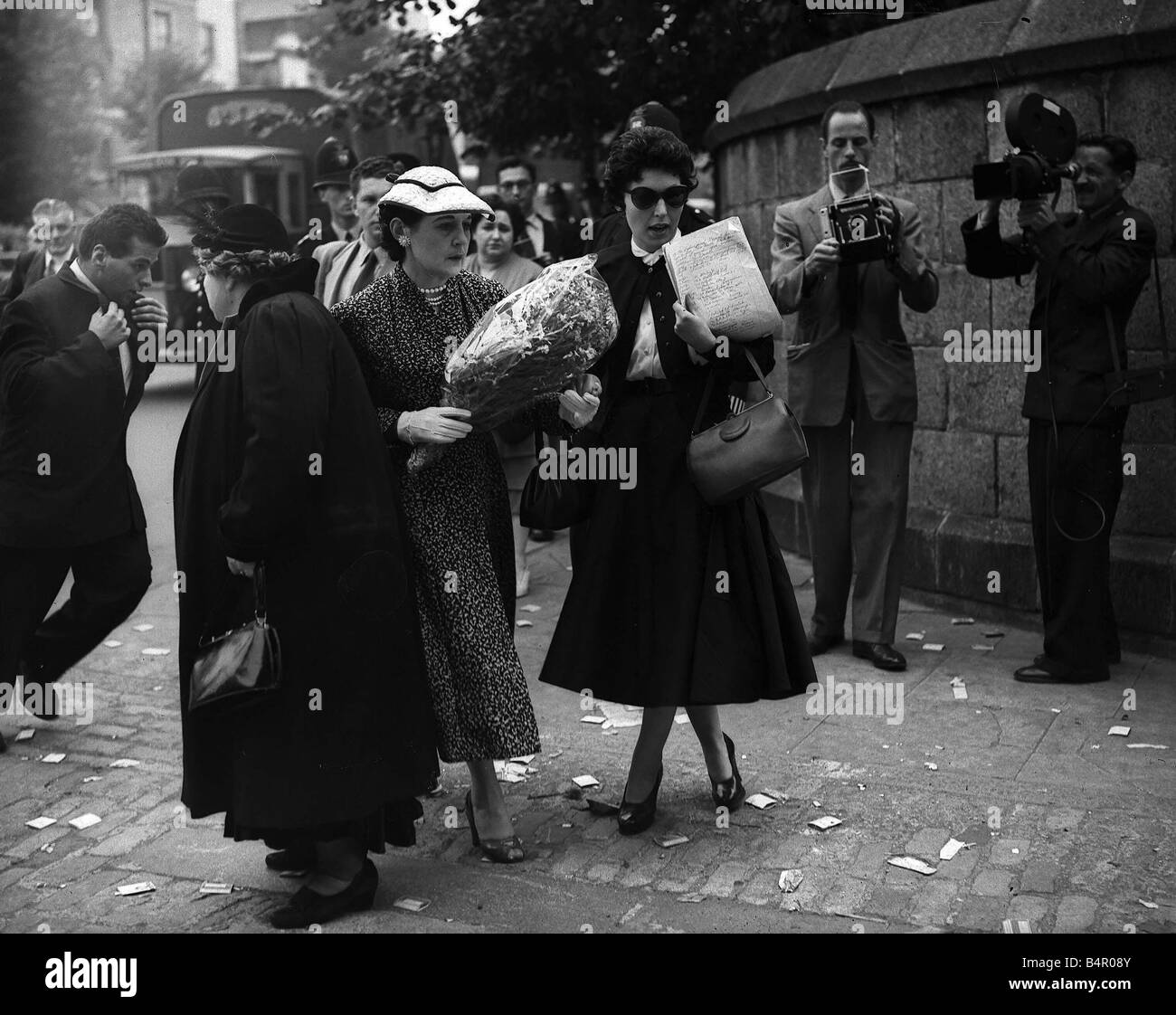 Scenes outside Holloway Gaol when Ruth Ellis was Hanged Mrs Van der Elst L Mrs Pratt carrying flowers to take into prison and Mrs Jacqueline Dyer carrying petition papers 1955 Stock Photo