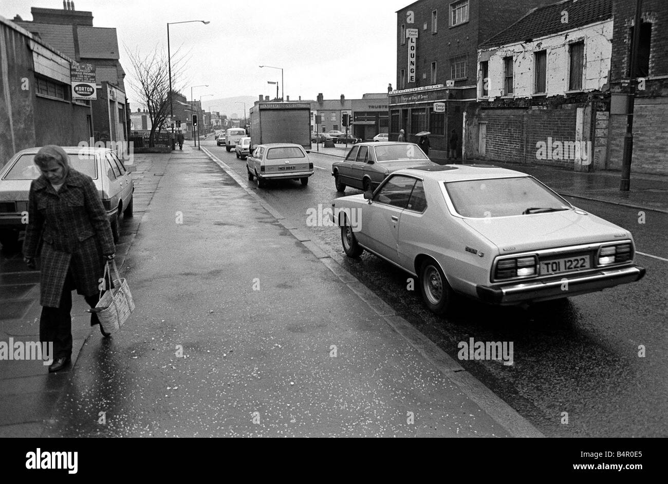 Ulster Gun Attack On Castlereagh Street Belfast Dec 80 The scene in Castlereagh Street east Belfast where a prison officer on his way to work was shot and wounded in his car Stock Photo