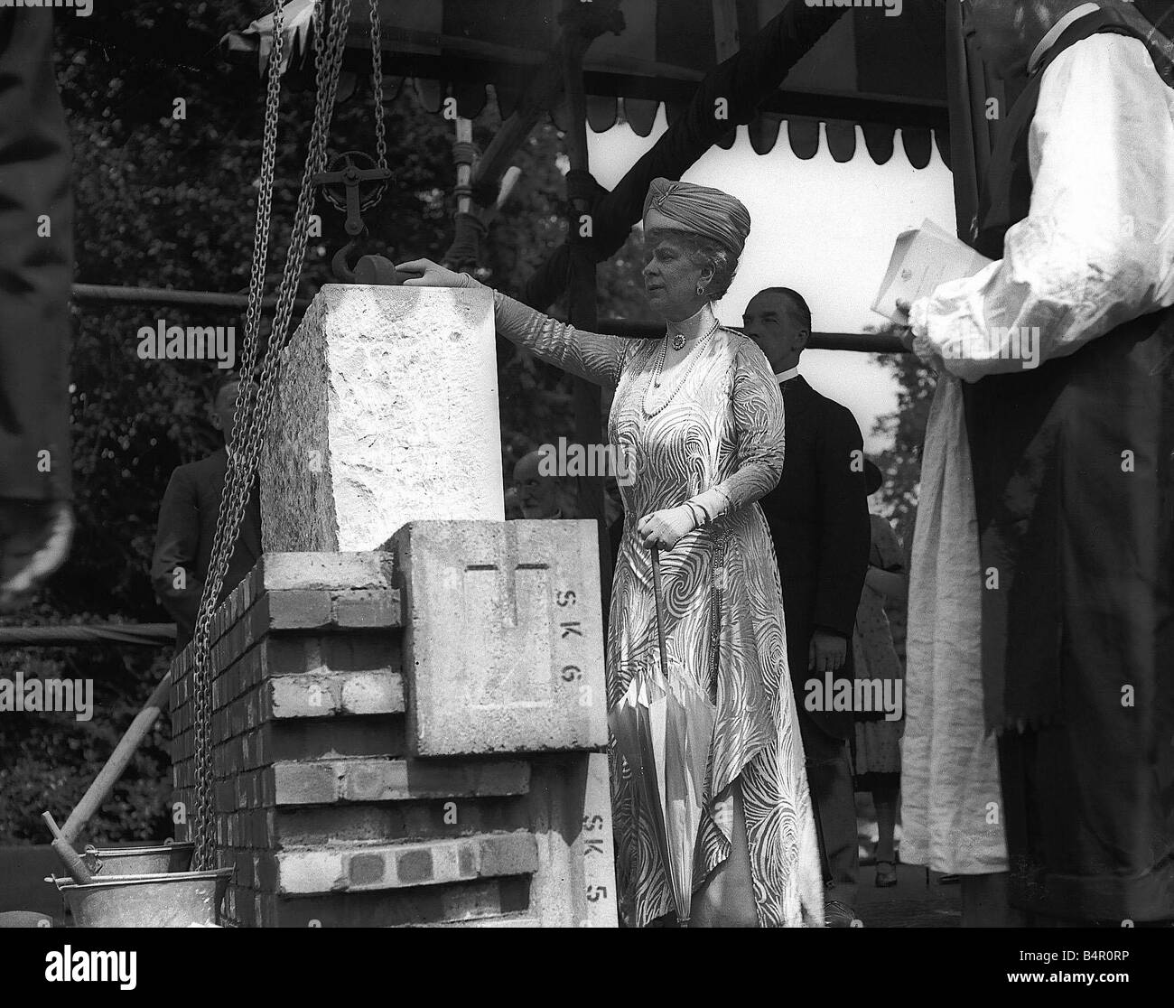 Queen Mary Laying Foundation Stone At New Chapel June 1927 Stock Photo