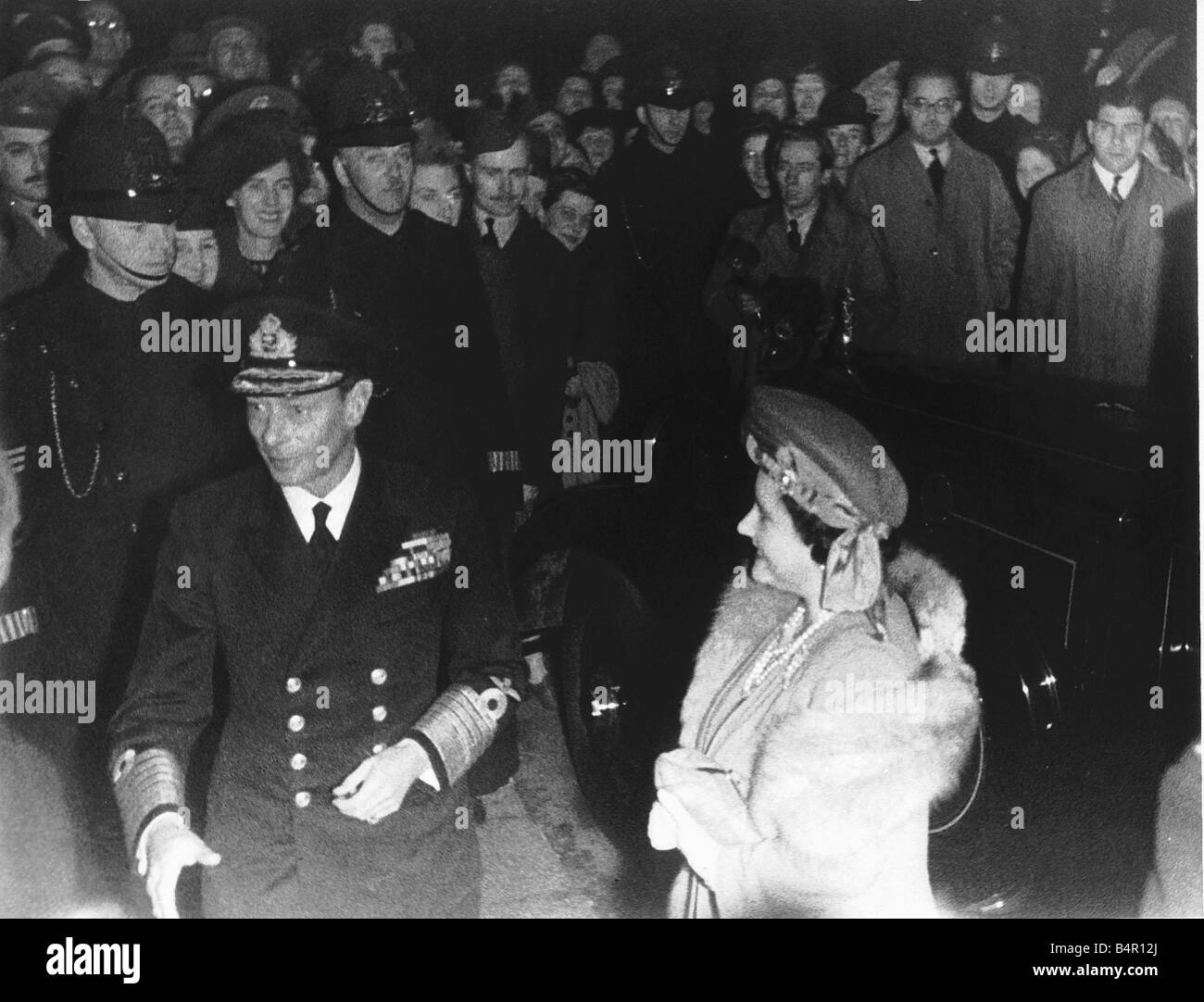 King George VI and Queen Elizabeth November 1945 Arriving at St Pauls Stock Photo
