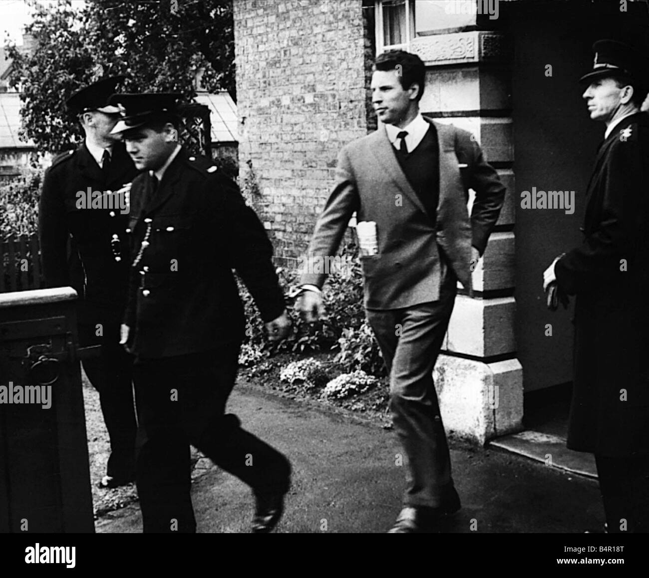 Charles Wilson Great Train Robber led away from court Sep1963 handcuffed to prison officer January 20th 1964 The trial of the alledged Great Train Robbers begins at Aylesbury Crown Court Stock Photo