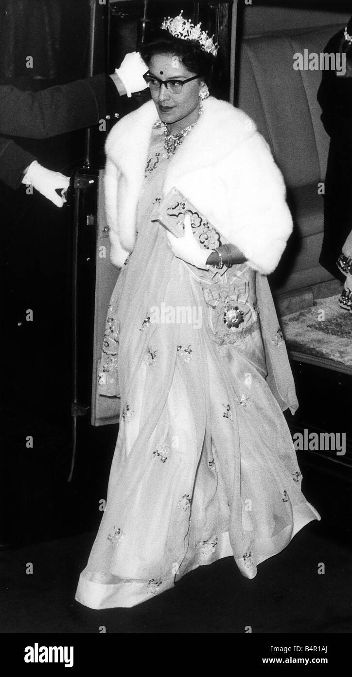 Queen of Nepal Queen Ratna Oct 1960 arriving at the Covent Garden Opera  House Stock Photo - Alamy