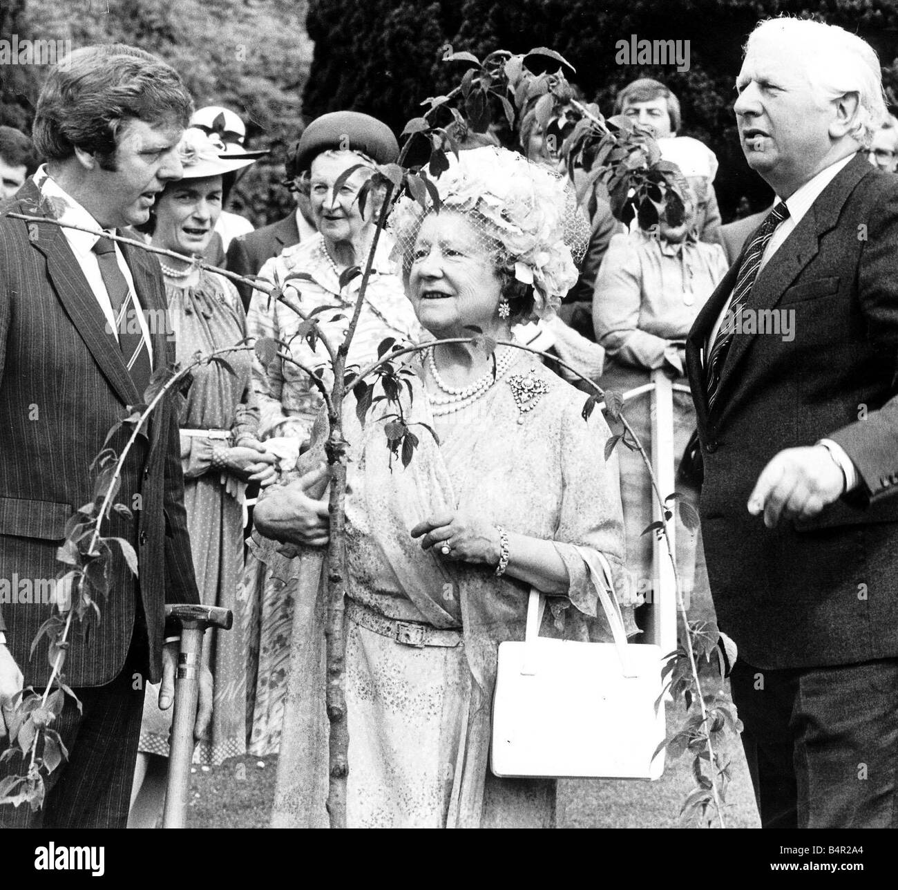 The Queen Mothers Visit To Northern Ireland June 1983 The Queen Mother with James Prior chatting to gardener Gilbert Davies after planting a weeping cherry tree at Hillsborough Stock Photo