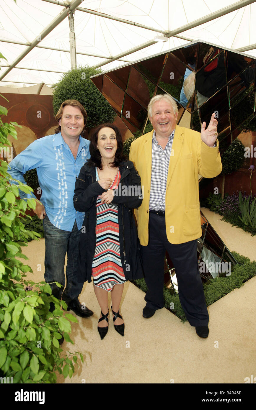 Chelsea Gardens 2006 Lesley Joseph with Christopher Biggins and David Domney seen here in the Sunday Mirror Da Vinci code garden designed by David Domoney You can search the hidden clues on the leaves Celebrities gather to see the garden Stock Photo