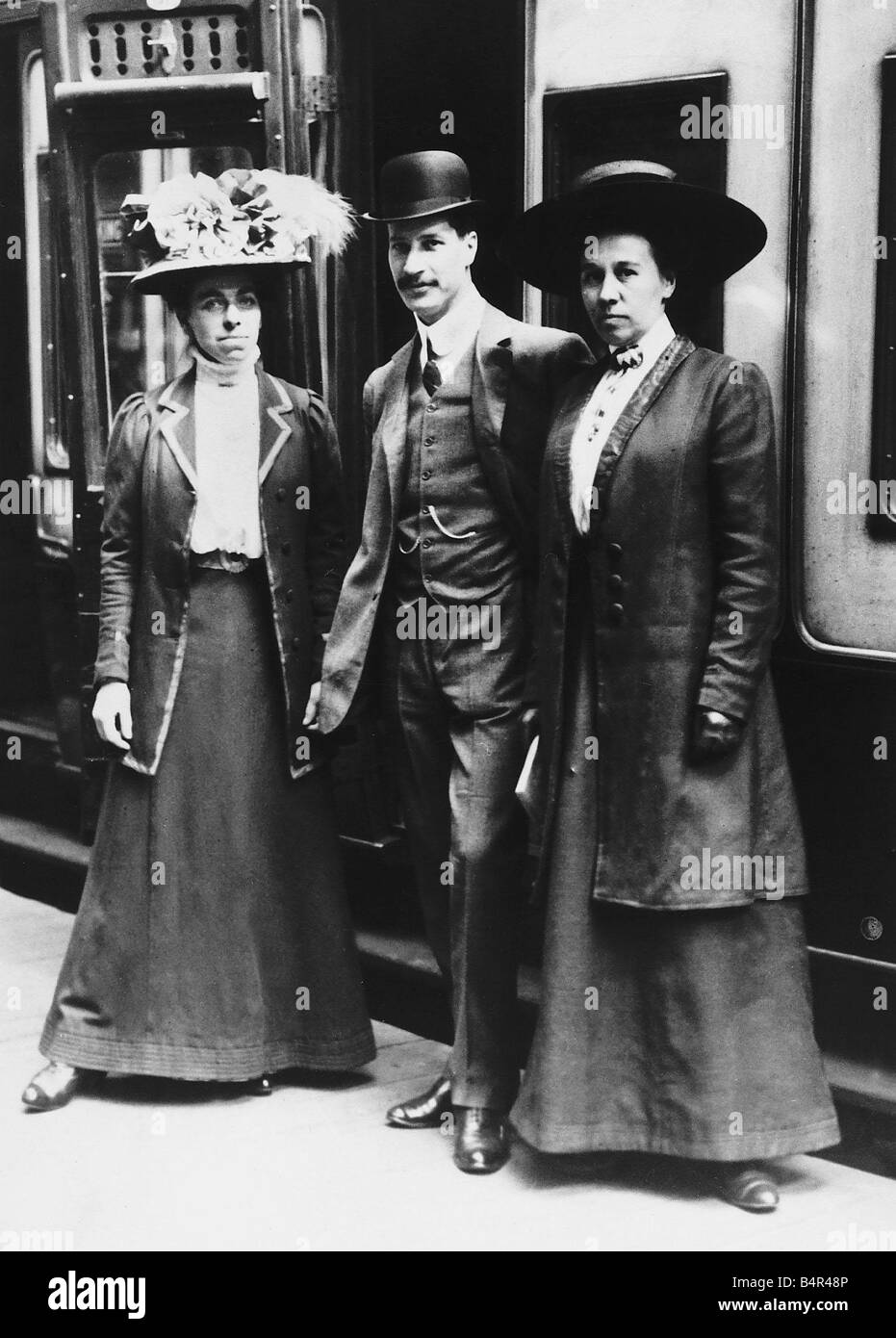 Miss Stone Detective Sergeant Mitchell and Miss Foster at Euston leaving for Canada to bring back Crippen and Ethel le Neve August 1910 American Hawley Harvey Crippen murdered his wife variety artist Belle Elmore and buried her remains in the cellar of his London home and escaped to America with Mistress Ethel le Neve He was the first criminal captured following a radio message and was hanged August 1910 Stock Photo