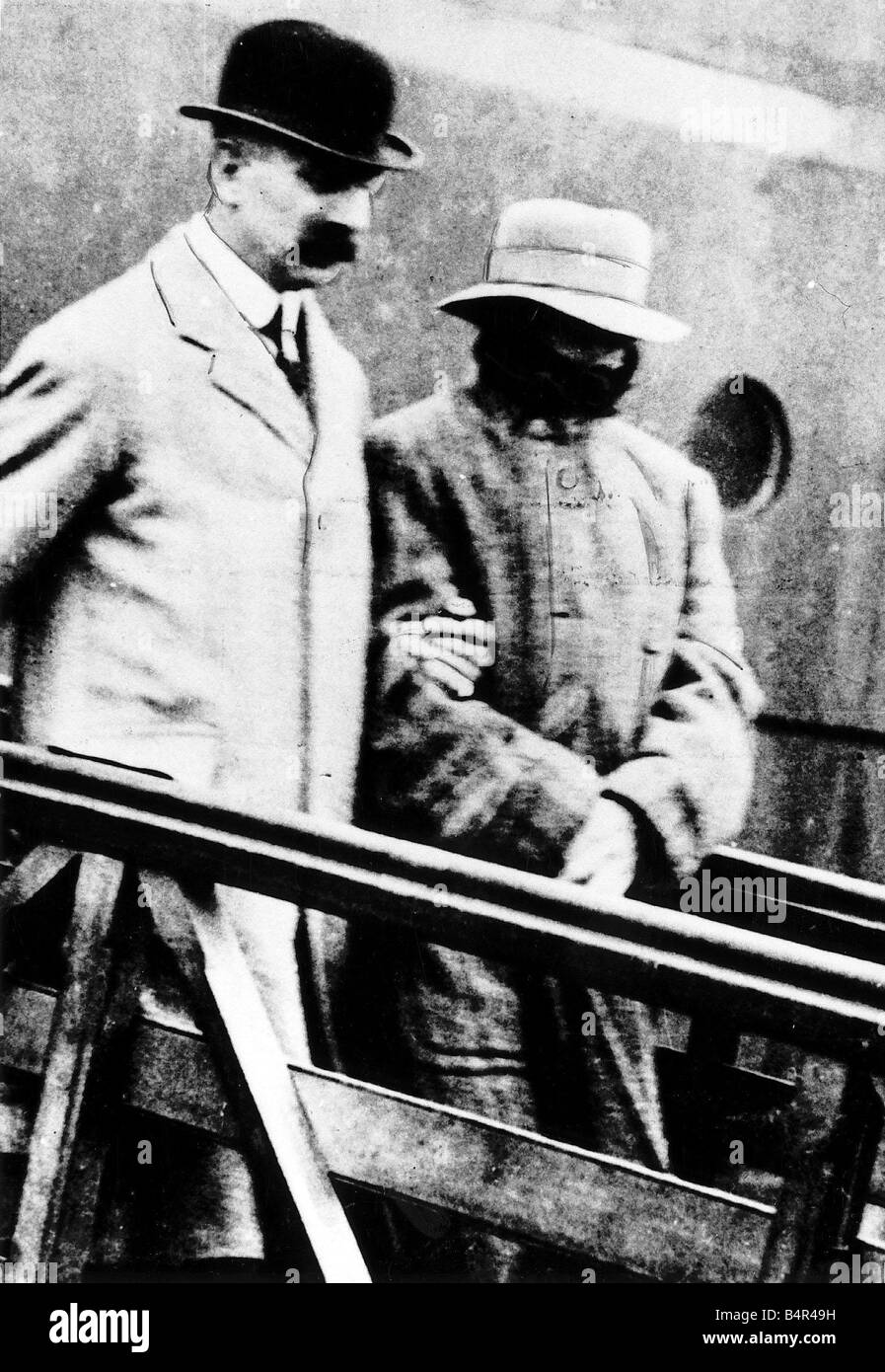 Dr Crippen with a scarf around his face is led from the liner Montrose by Inspector Dew in 1910 American Hawley Harvey Crippen murdered his wife variety artist Belle Elmore and buried her remains in the cellar of his London home and escaped to America with Mistress Ethel le Neve He was the first criminal captured following a radio message and was hanged August 1910 Stock Photo