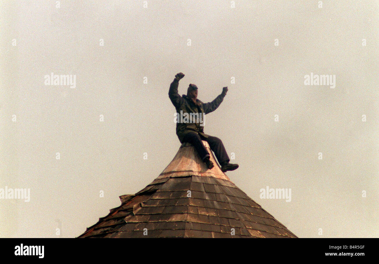 Strangeways Prison Riots 1990 prisoners on the roof demonstrating Strangeways Prison Riots 1990 Stock Photo