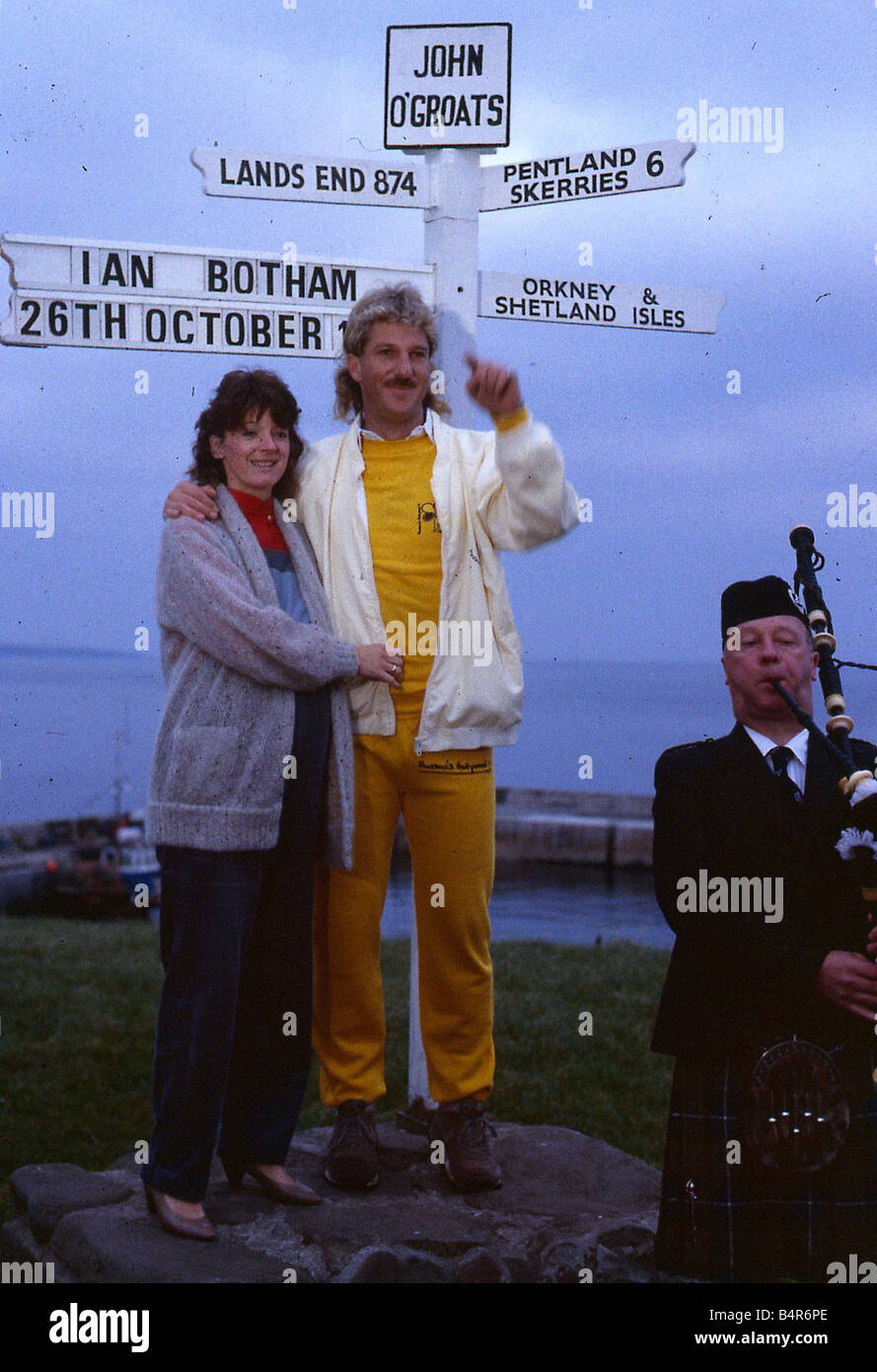 Ian Botham cricketer October 1985 With wife at John O Groats sign post piper Stock Photo