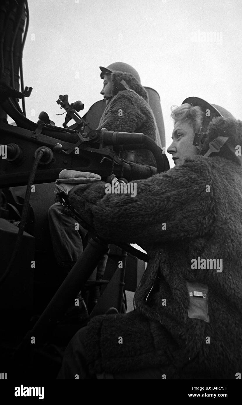ATS women on searchlight Battery during the second World War January ...