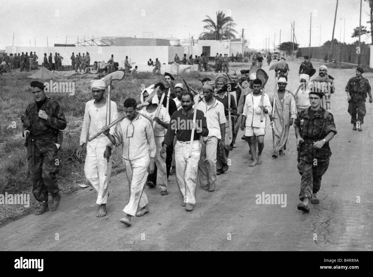 The Suez crisis Egyptian prisoners of war are marched out to work in the Port Said area 13 11 56 Stock Photo