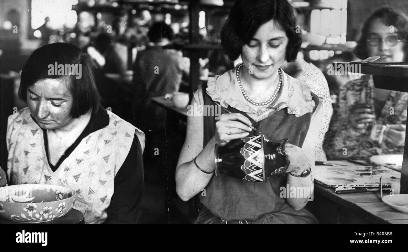 Hand painting Malin s pottery at Newcastle in May 1930 Stock Photo