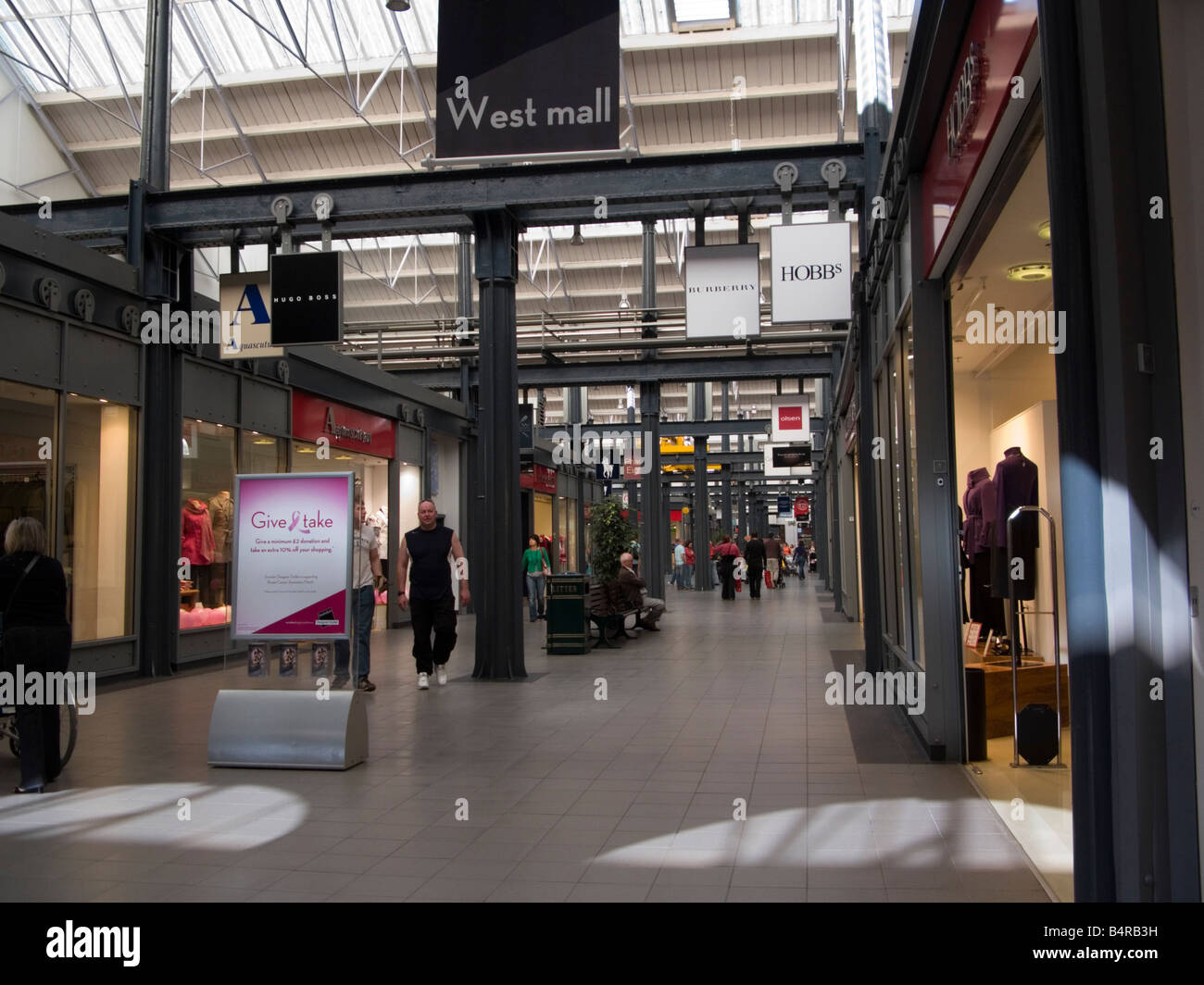 Factory outlet malls hi-res stock photography and images - Alamy